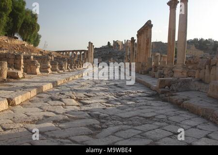 Die Hauptstraße (Cardo) in Jerash. Die gut erhaltene befestigtem Untergrund zeigt noch die Spuren der Wagenräder, die zusammen es in römischer Zeit gereist. Stockfoto