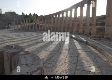 Die Ovale Plaza von Jerash, einer der wichtigsten römischen Städte im Nahen Osten. Die Ruinen gehören ein Hippodrom, zwei Theater, ein nymphäum und mehr. Stockfoto