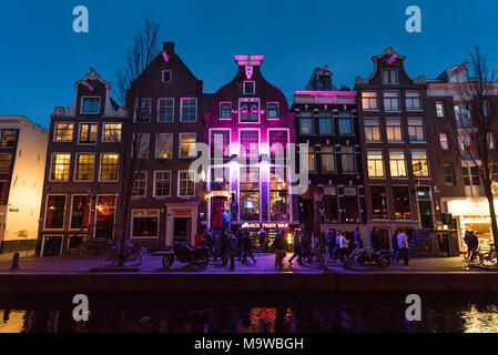 Abend blaue Stunde Blick entlang Oudezijds Achterburgwal Canal Street in der weltberühmten Rotlichtviertel von Amsterdam, Niederlande. Stockfoto