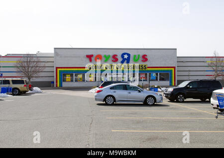 TOYS R US mit Out Of Business Banner über der Front storefront Außen in Kingston, Massachusetts, USA, am 27. März 2018 Stockfoto