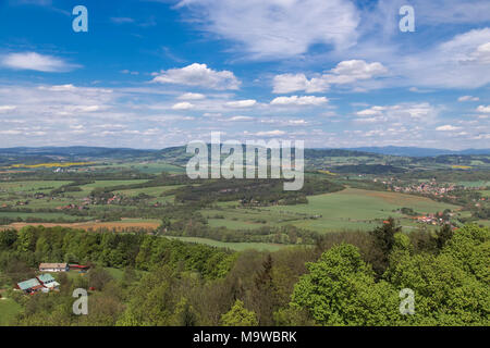 Blick auf die Umgebung von einem der Türme der Burg Trosky in der Tschechischen Republik Stockfoto