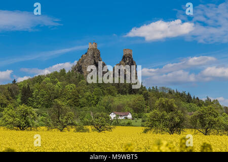 Die überlebenden Türme der Burg Trosky. Der Tschechischen Republik Stockfoto