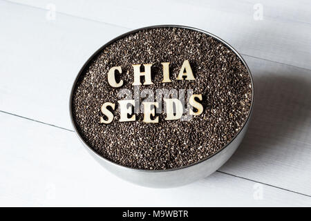 Chia Samen in Metall Schüssel. salvia Hispanica Stockfoto