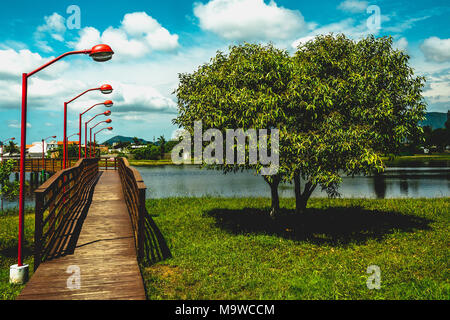 Florianopolis, Brasilien. Februry, 2018. Holz- Brücke über den kleinen See (Lagoa da Chica, Campeche, floripa). Stockfoto