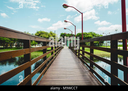 Florianopolis, Brasilien. Februry, 2018. Holz- Brücke über den kleinen See (Lagoa da Chica, Campeche, floripa). Stockfoto