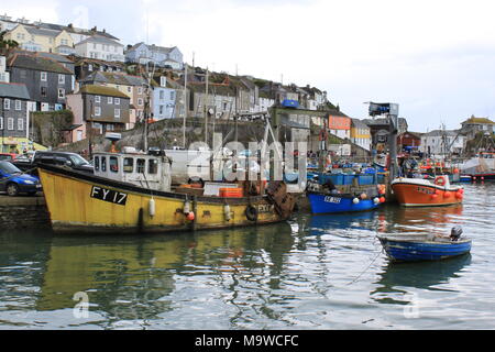 Fischtrawler günstig im idyllischen Mevagissey Hafen im Süden von Cornwall, England, Großbritannien, PETER GRANT Stockfoto