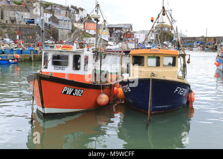 Fischtrawler günstig im idyllischen Mevagissey Hafen im Süden von Cornwall, England, Großbritannien, PETER GRANT Stockfoto