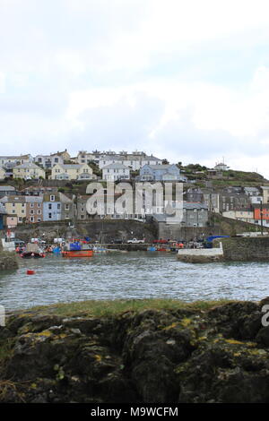 Fischtrawler günstig im idyllischen Mevagissey Hafen im Süden von Cornwall, England, Großbritannien, PETER GRANT Stockfoto