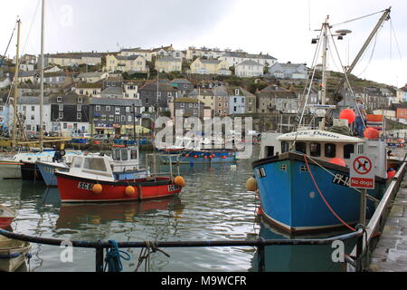 Fischtrawler günstig im idyllischen Mevagissey Hafen im Süden von Cornwall, England, Großbritannien, PETER GRANT Stockfoto