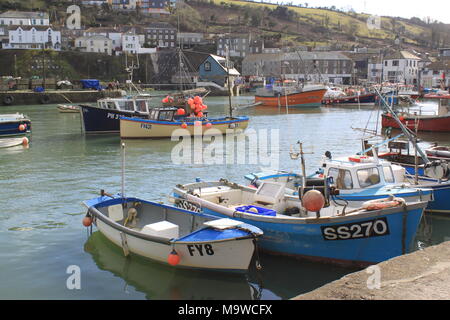 Fischtrawler günstig im idyllischen Mevagissey Hafen im Süden von Cornwall, England, Großbritannien, PETER GRANT Stockfoto