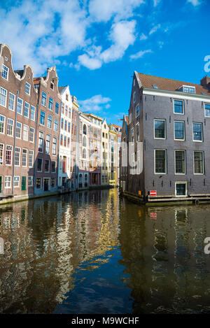 Amsterdam, Niederlande - 19 April, 2017: Blick auf eine Gracht in Amsterdam, Niederlande. Ruhige urbane Szene der Stadt Zentrum Stockfoto