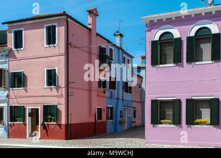 BURANO - Italien, 18. APRIL 2009: Panoramablick auf farbenfrohe Gebäude und Boote vor einem Kanal an Burano, eine freundliche, kleine Stadt in der Nähe von Venedig Stockfoto