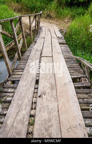 Florianopolis, Brasilien. Februry, 2018. Alte Brücke über einen kleinen Fluss de die Campeche Strand (Praia do Campeche). Stockfoto