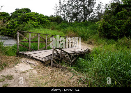 Florianopolis, Brasilien. Februry, 2018. Alte Brücke über einen kleinen Fluss de die Campeche Strand (Praia do Campeche). Stockfoto