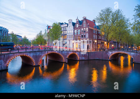 Grachten von Amsterdam West Side in der Abenddämmerung. Niederlande Stockfoto