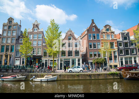 Amsterdam, Niederlande - 20 April 2017: Traditionelle alte Gebäude in Amsterdam im Frühjahr, die Niederlande Stockfoto