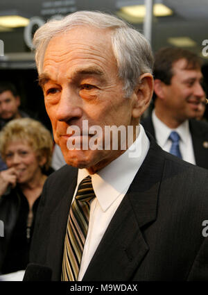 Der kongressabgeordnete Ron Paul dargestellt bei Peter Piper Pizza in Las Vegas, Nevada, 15. Januar, 2008. © kabik / MediaPunch Stockfoto