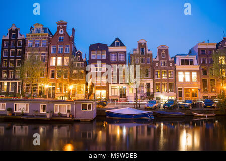 Blick auf die Amsterdamer Grachten und Böschungen entlang sie nachts. Stockfoto