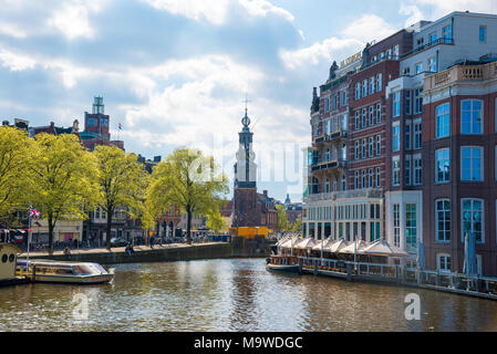 Amsterdam, Niederlande - 19 April, 2017: Atemberaubende Amsterdamer Grachten und typisch holländischen Häuser in der Hauptstadt der Niederlande, Europa Stockfoto