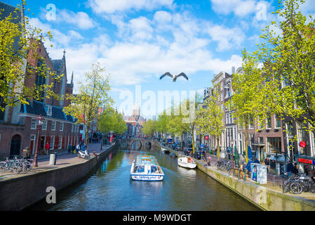 Amsterdam, Niederlande - 19 April, 2017: Atemberaubende Amsterdamer Grachten und typisch holländischen Häuser in der Hauptstadt der Niederlande, Europa Stockfoto