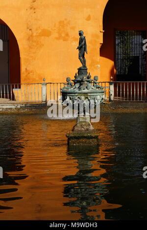 Mercury Hermes Springbrunnen Statue, orange Reflexion in das Becken, Real Alcazar, Sevilla, Andalusien, Spanien, Europa Stockfoto