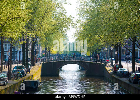 Amsterdam, Niederlande - 19 April, 2017: Atemberaubende Amsterdamer Grachten und typisch holländischen Häuser in der Hauptstadt der Niederlande, Europa Stockfoto