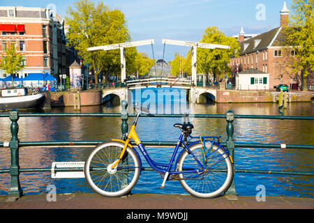 in in mit Gracht Niederlande Fahrrad Alamy Stockfotografie Amsterdam, Niederlande Häuser der auf und - traditionelle Brücke Amsterdam