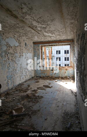 Innenraum eines zerstörten Wohnhaus der sowjetischen Soldaten und ihre Familien in der ehemaligen militärischen Bereich Ralsko in Nordböhmen, Tschechische Republik. Ther Stockfoto