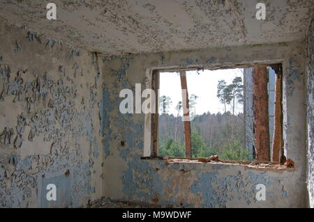 Innenraum eines zerstörten Wohnhaus der sowjetischen Soldaten und ihre Familien in der ehemaligen militärischen Bereich Ralsko in Nordböhmen, Tschechische Republik. Ther Stockfoto