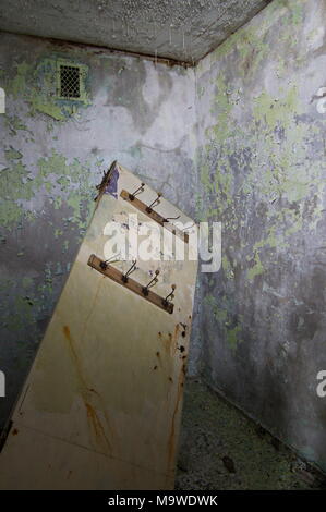 Innenraum eines zerstörten Wohnhaus der sowjetischen Soldaten und ihre Familien in der ehemaligen militärischen Bereich Ralsko in Nordböhmen, Tschechische Republik. Ther Stockfoto