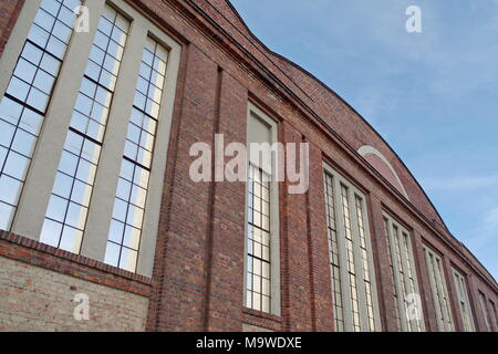 Einsam stehende Fassade des ehemaligen historischen Gebäude von Siemens Werk in Görlitz, im Osten Deutschlands. Stockfoto