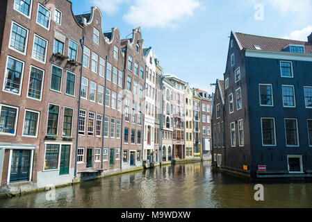 Amsterdam, Niederlande - 20 April 2017: Traditionelle alte Gebäude in Amsterdam im Frühjahr, die Niederlande Stockfoto