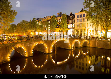 Amsterdam, Niederlande - 20 April 2017: Eine der berühmten Canal von Amsterdam, in den Niederlanden bei Dämmerung. Stockfoto