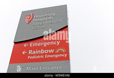 Ein großes Schild weist am Eingang der Straße auf die Universitätskliniken Ahuja Medical Center in Beachwood, Ohio, USA. Stockfoto