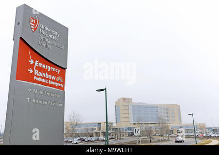 Signage Regie der Universitätsklinik Ahuja Medical Center Campus in Beachwood, Ohio, USA anreisen. Stockfoto