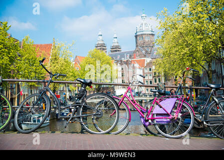 Amsterdam, Niederlande - 20 April 2017: Rosa Bikes auf der Brücke in Amsterdam, Niederlande Stockfoto