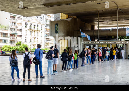 Buenos Aires Argentinien,Recoleta,Biblioteca Nacional Mariano Moreno,Nationalbibliothek,Gebäude,Eingang,Brutalistische Architektur,Clorindo Testa,Linie,Schlange Stockfoto