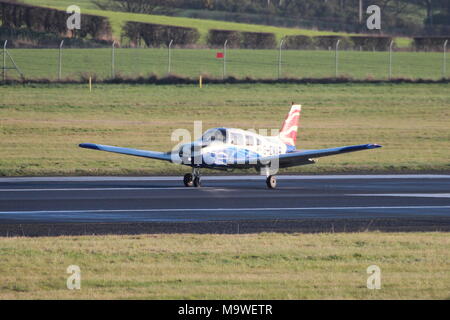 G-OWAP, eine Piper PA -28-161 Krieger II von Tayside Aviation Betrieben, am Flughafen Prestwick, Ayrshire. Stockfoto