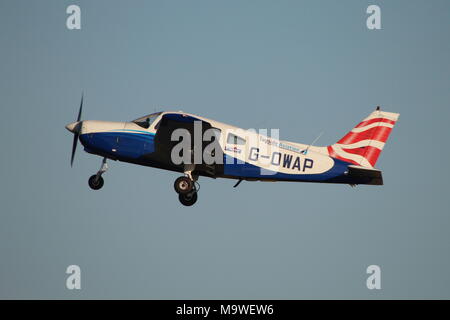 G-OWAP, eine Piper PA -28-161 Krieger II von Tayside Aviation Betrieben, am Flughafen Prestwick, Ayrshire. Stockfoto