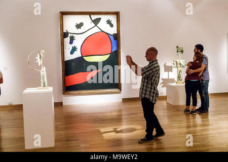 Buenos Aires Argentinien,Recoleta,Museo Nacional de Bellas Artes Kunstmuseum,innen,Ausstellungssammlung,Skulptur,Malerei,Joan Miro,a Stockfoto
