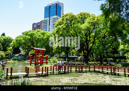 Buenos Aires Argentinien, Recoleta, Japanischer Garten Jardin Japones, botanischer Garten, Karpfensee, Brücke, erhöhter Pfad, Promenade über dem Wasser, Hispanic, ARG171130086 Stockfoto