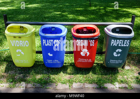 Buenos Aires Argentinien, Recoleta, Japanischer Garten Jardin Japones, botanisch, Recycling-Behälter, Glas, Kunststoff, Papier, organisch, spanische Sprache, hispanisch, ARG1711 Stockfoto