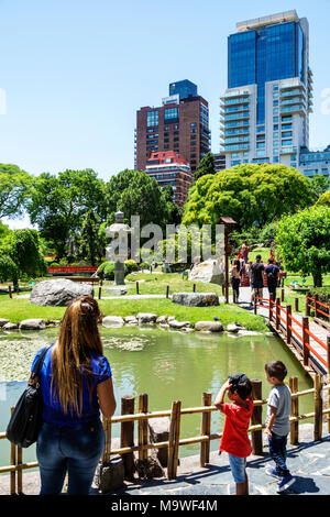 Buenos Aires Argentinien, Recoleta, Japanischer Garten Jardin Japones, botanisch, Karpfensee, Erwachsene Erwachsene Frau Frauen weibliche Dame, junge Jungen, männliches Kind Kinder Kind c Stockfoto