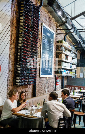 Buenos Aires Argentinien, The Dandy Libertador Bar & Grill, Restaurant Restaurants Essen Essen Essen Café Cafés, innen, Essen, Mann Männer männlich, Frau weiblich Stockfoto