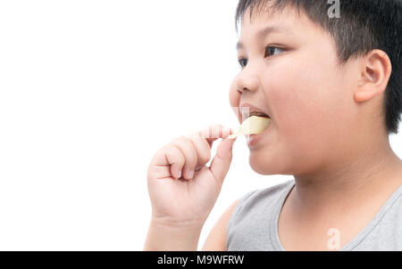 Beleibte Fat Boy essen Kartoffelchips auf weißem Hintergrund, ungesundes Essen oder Junk food Konzept Stockfoto