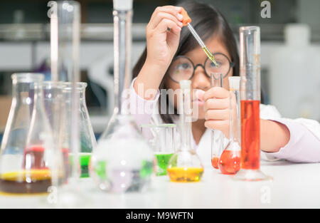 Kleine Wissenschaftler, experimentieren mit Reagenzglas im chemischen Labor, Wissenschaft und Bildung Konzept Stockfoto