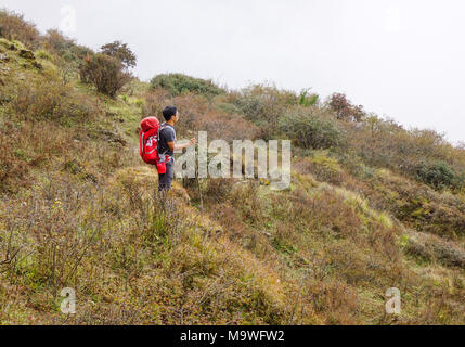 Shikha, Nepal - Oct 24, 2017. Ein Mann stand auf Wanderweg in Shikha, Nepal. Nepal ist ein Binnenstaat in Südasien, im Himalaya. Stockfoto