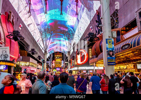 Fremont Street bei Nacht, Downtown Las Vegas, Narvarda, USA. Stockfoto