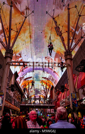 Fremont Street bei Nacht, Downtown Las Vegas, Narvarda, USA. Stockfoto