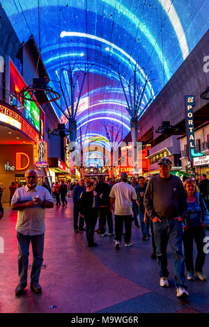 Fremont Street bei Nacht, Downtown Las Vegas, Narvarda, USA. Stockfoto